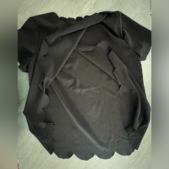 Elizabeth & Clarke The Chambers Black‎ Open Back Scalloped Blouse Women’s Size 6 - Picture 6 of 8